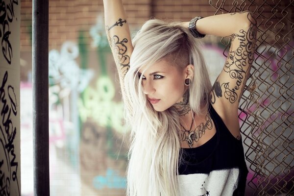 Belle blonde tatouée aux cheveux longs