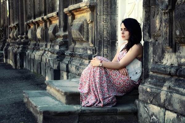 Ragazza sola seduta sulla strada