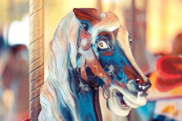 Figurine de cheval multicolore en porcelaine