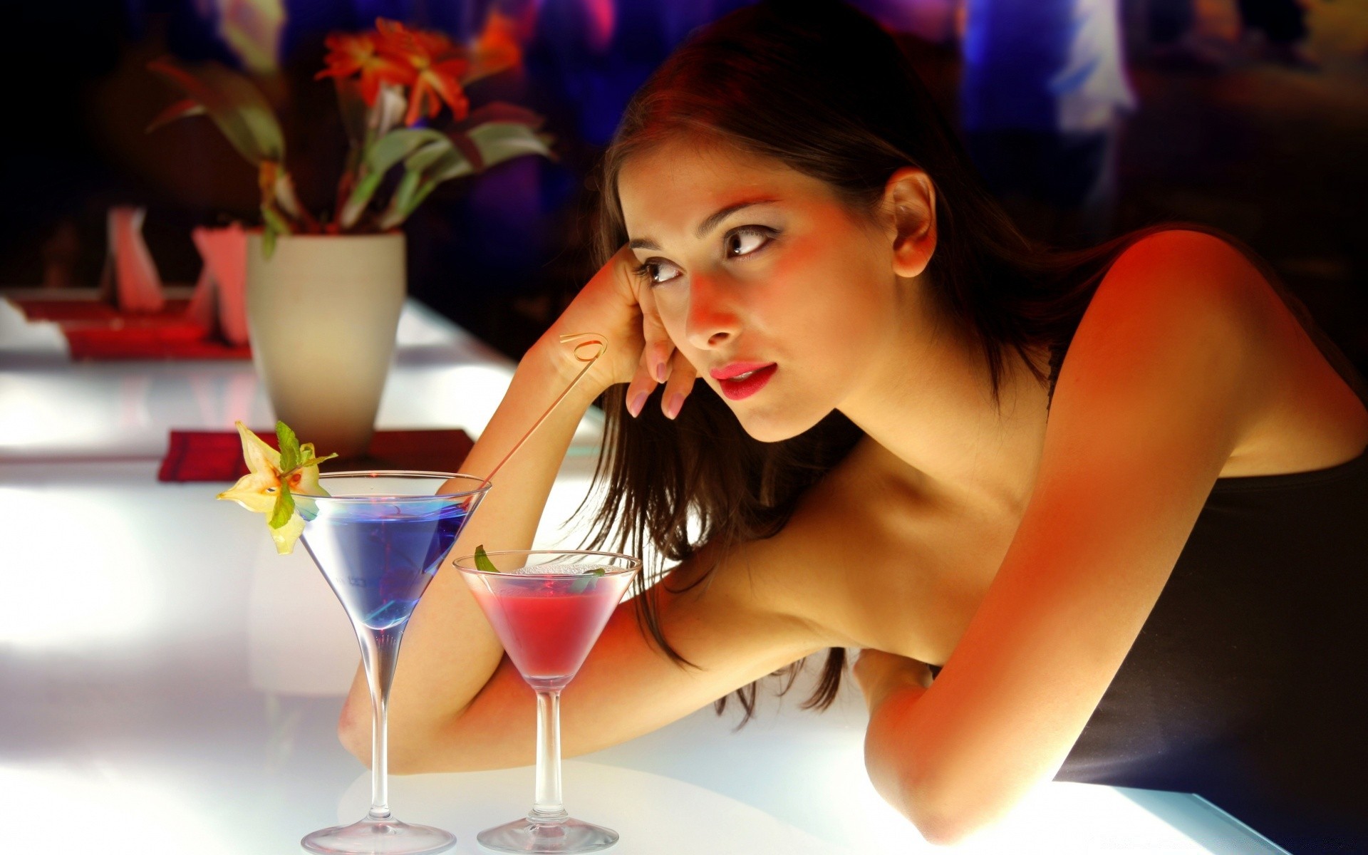 faccia e sorriso vita notturna bar cocktail partito donna club bere vetro vino ristorante piacere al coperto