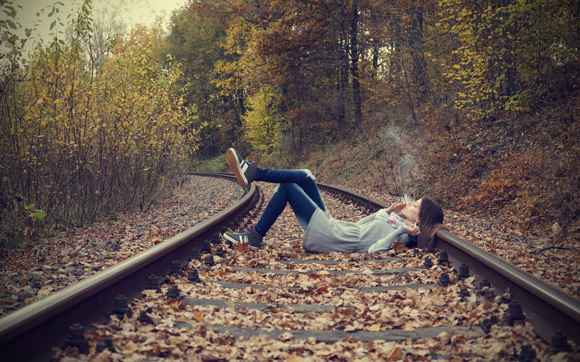 otras chicas ferrocarril viajes luz del día árbol guía tren sistema de transporte madera paisaje pista carretera solo otoño luz adulto al aire libre naturaleza medio ambiente tráfico