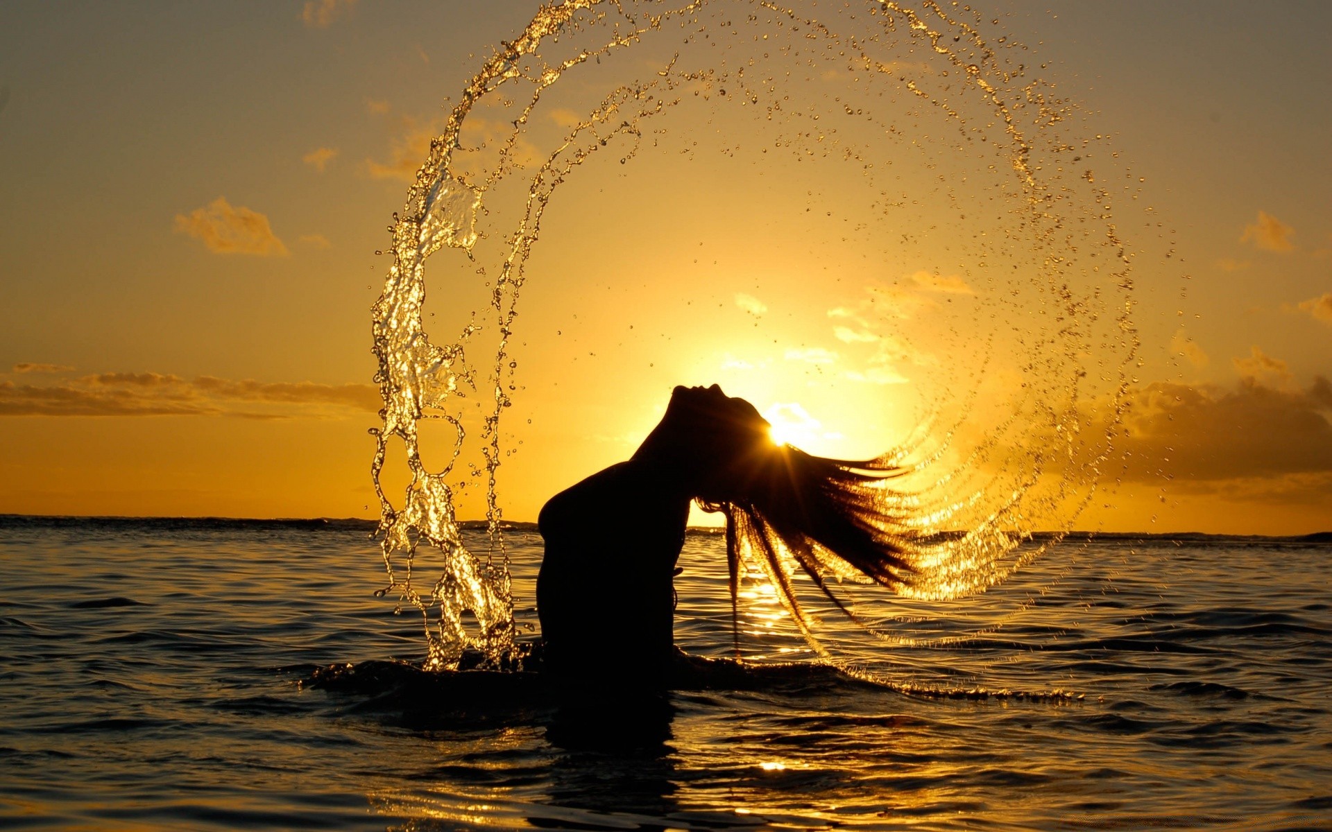 traje de baño puesta de sol agua amanecer mar sol noche playa océano reflexión anochecer silueta luz de fondo onda cielo