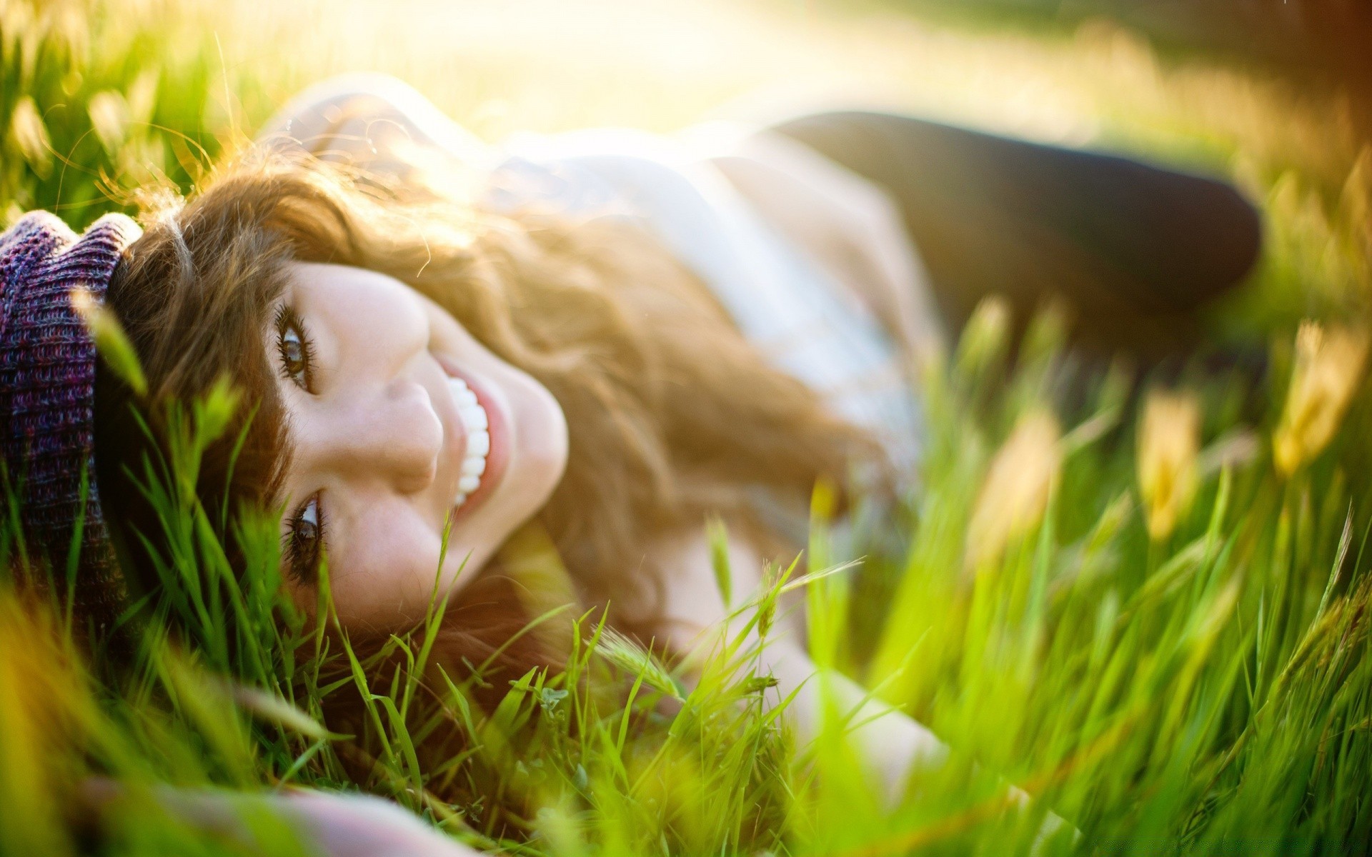 visage et sourire herbe nature été champ à l extérieur foin beau temps beau soleil détente parc mignon loisirs