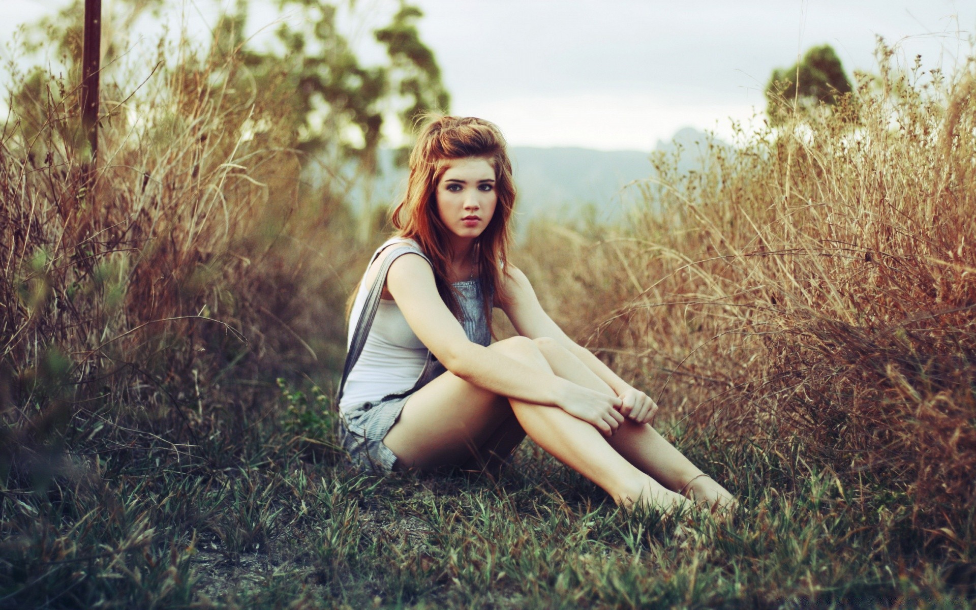 otras chicas naturaleza hierba al aire libre hermosa verano chica campo parque relajación árbol vacaciones otoño buen tiempo heno mujer retrato madera joven paisaje exterior