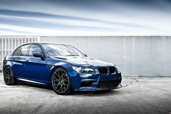 Voiture de sport bleu foncé BMW