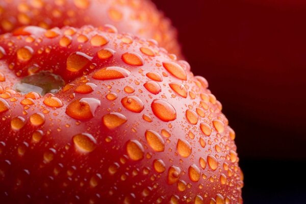 Vergrößertes Bild eines Wassertröpfchens auf einer Frucht