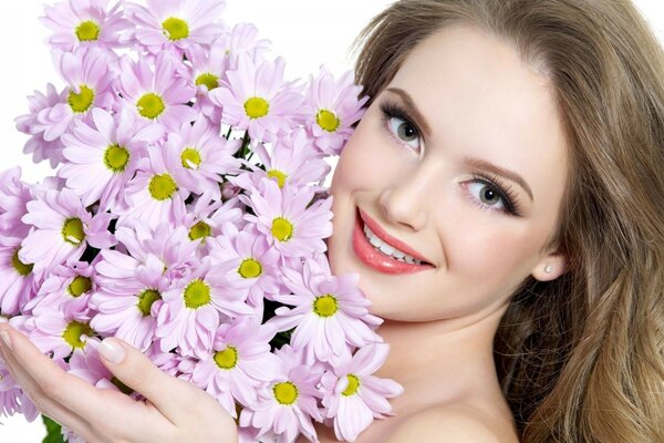 Beautiful woman with a bouquet of daisies