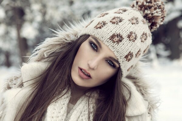 Belle fille en vêtements d hiver