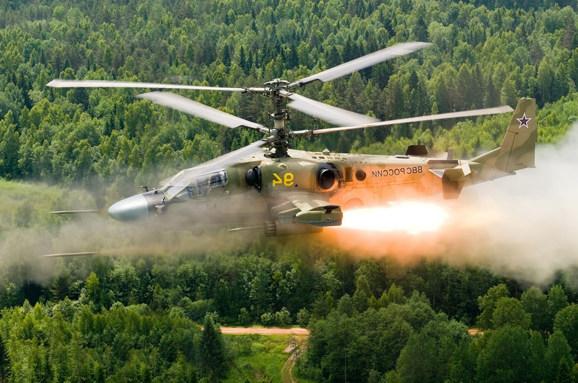 военные вертолеты вертолет самолет автомобиль военные самолет транспортная система воздуха путешествия на открытом воздухе дерево пейзаж машина воды небо