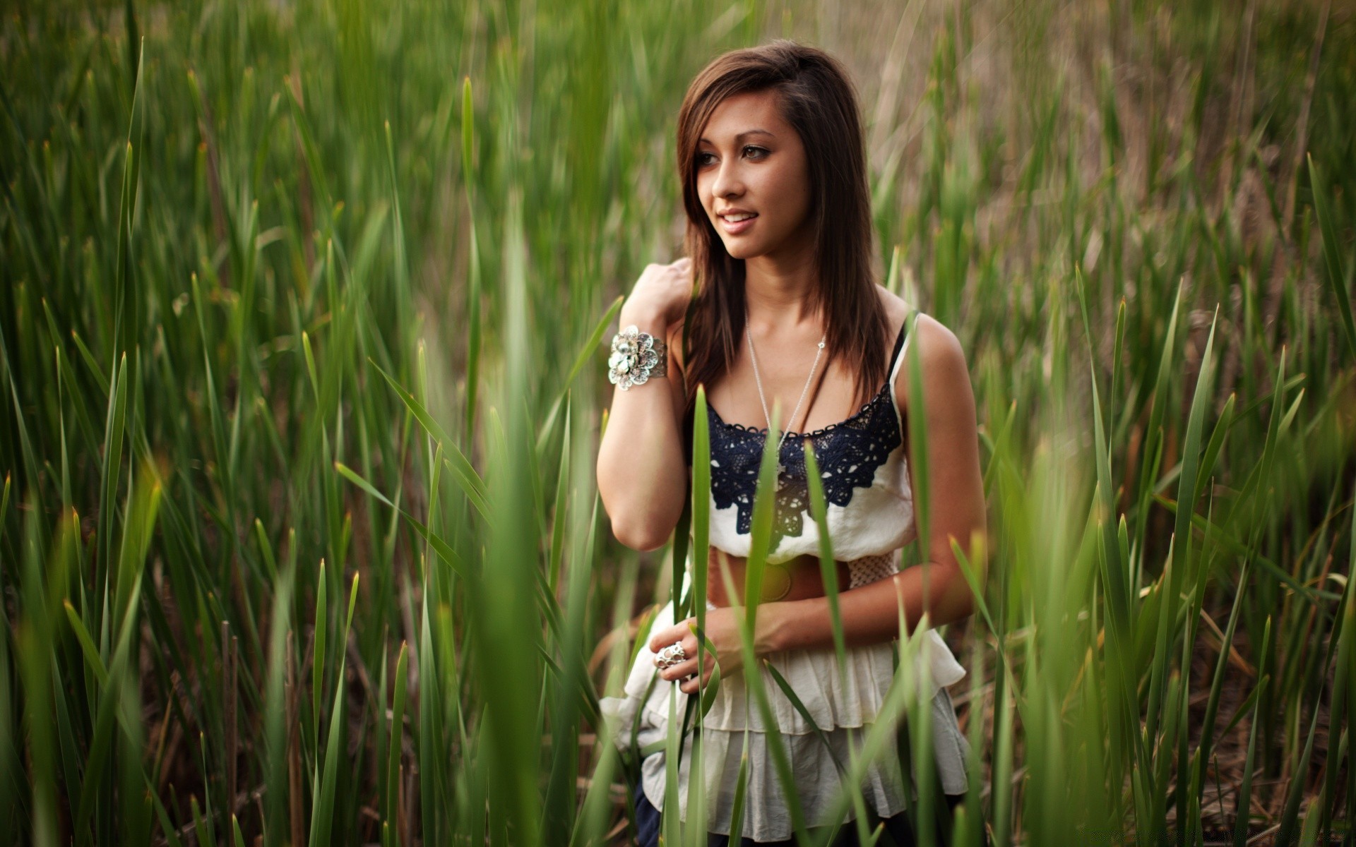 autres filles nature herbe été à l extérieur champ beau temps soleil portrait femme fille parc beau