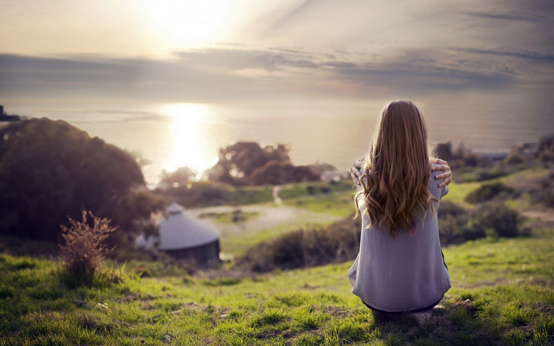 otras chicas puesta de sol paisaje hierba campo naturaleza amanecer heno sol cielo al aire libre verano chica noche luz niebla campo árbol buen tiempo anochecer