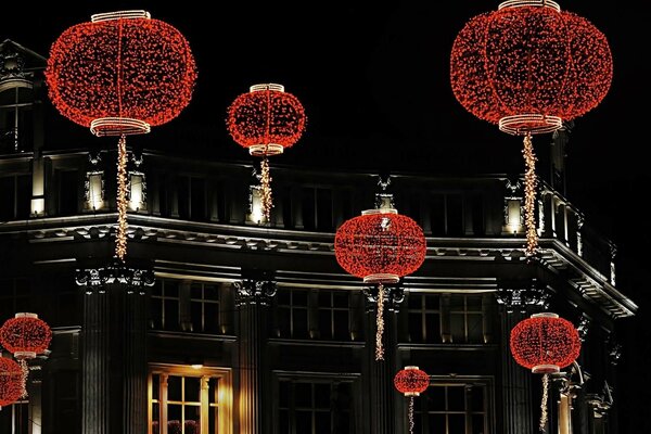 Linternas chinas rojas por la noche en la ciudad