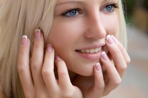 Ragazza bionda con manicure francese