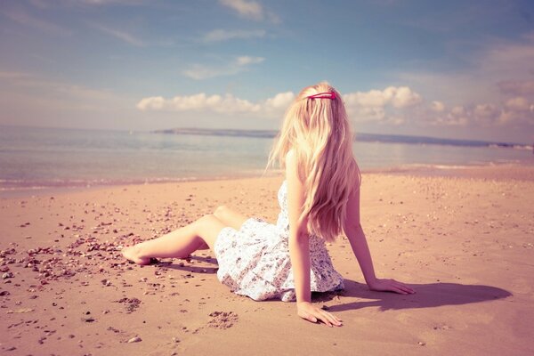 Ragazza sulla spiaggia di sabbia