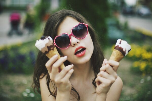 Bella ragazza in bicchieri con gelato