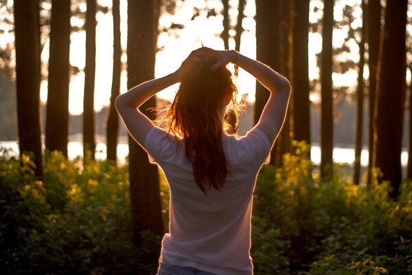 Fille à l aube en sirotant dans les bois