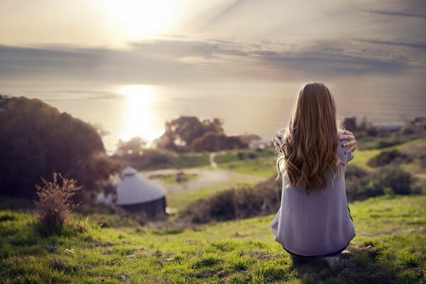 Ragazza al tramonto in un campo sull erba