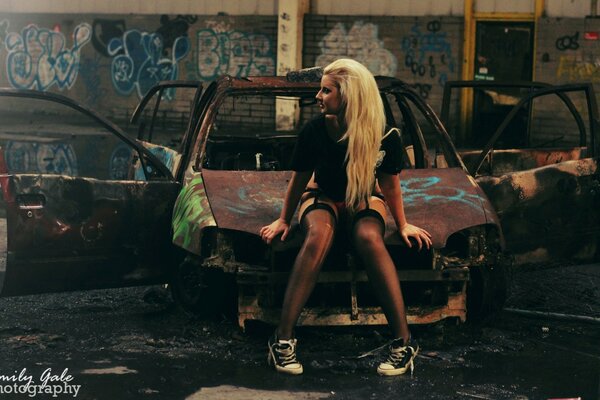 Chica en el coche en medias y Zapatillas de deporte