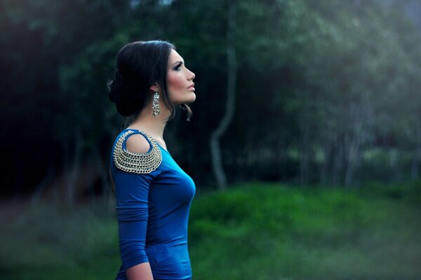 Menina em um vestido azul na natureza