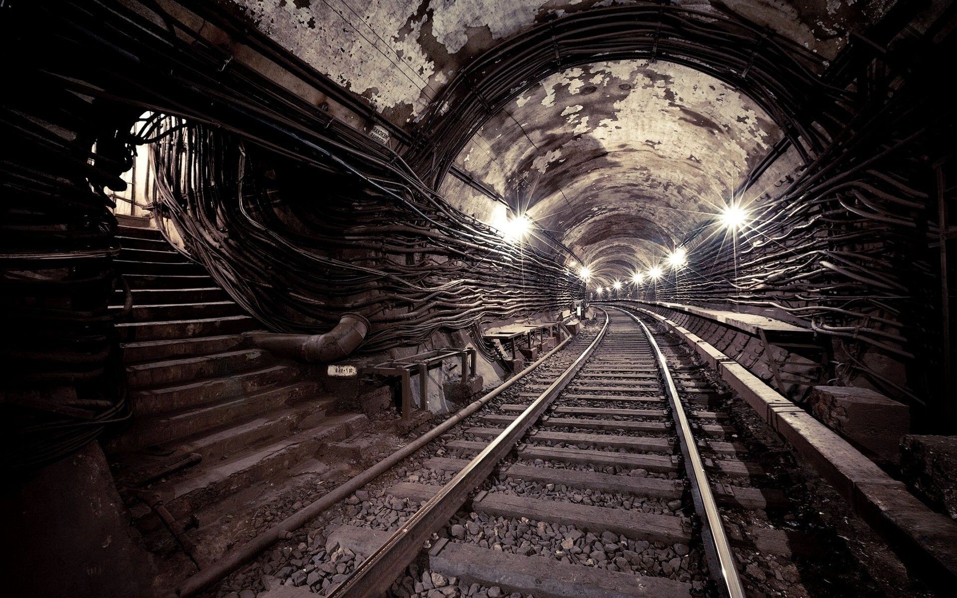 créatif train chemin de fer tunnel embouteillage lumière système de transport sombre perspective abandonné à l intérieur voyage moteur piste guide station