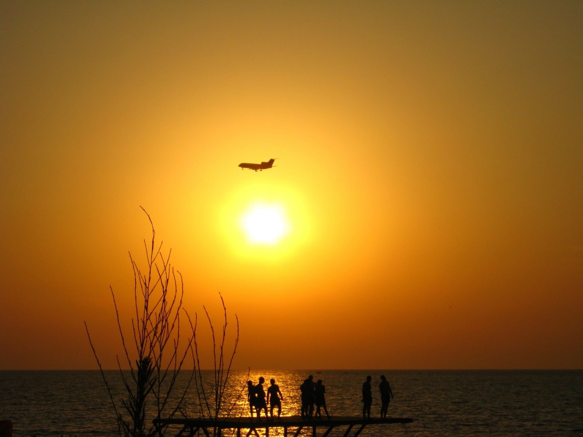 coucher de soleil et l aube coucher de soleil aube plage rétro-éclairé soir soleil silhouette crépuscule mer eau océan paysage ciel mer pêcheur paysage lumière été beau temps