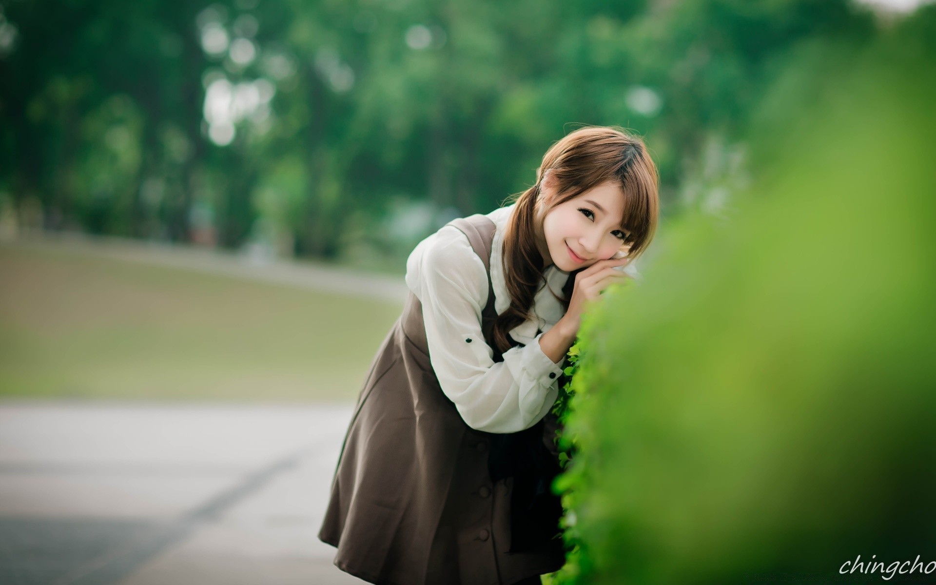 outras garotas natureza mulher ao ar livre borrão grama verão menina retrato parque sozinho férias bom tempo fofa adulto