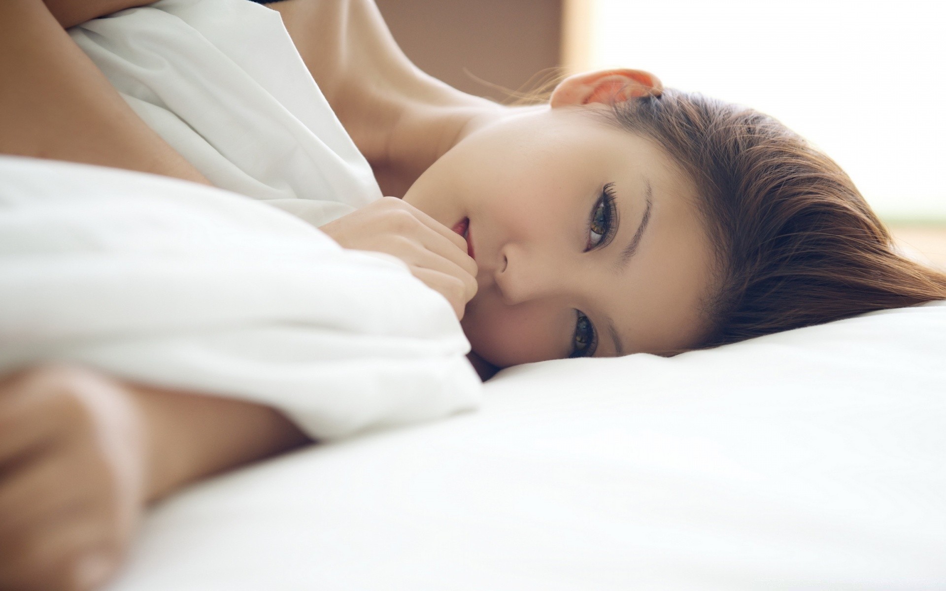 visage et sourire lit chambre à coucher nu aube femme sommeil relaxation dormir à l intérieur rêve fille couchée enfant famille oreiller