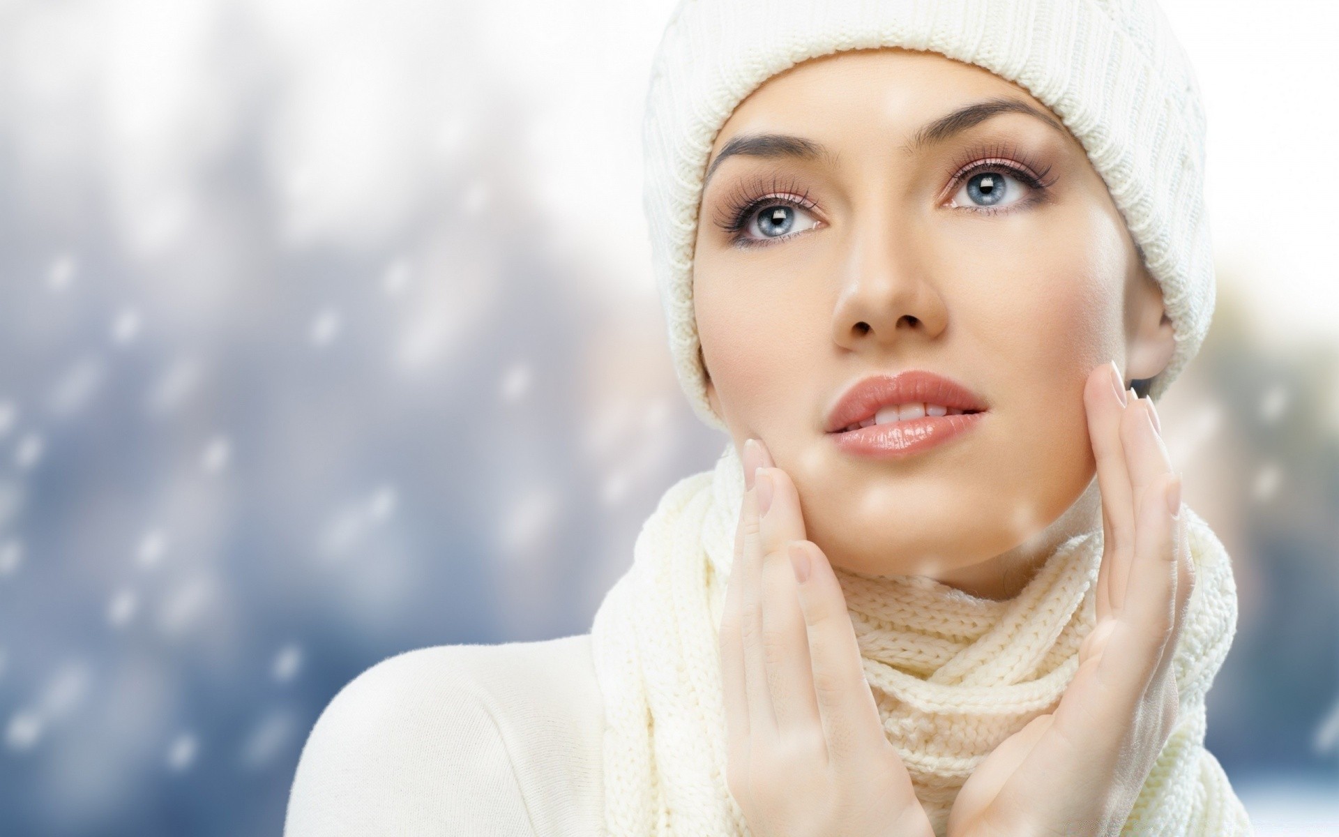 faccia e sorriso inverno donna freddo neve natale moda sciarpa carino