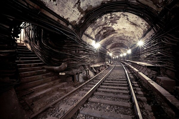 Schwarz-Weiß-Foto von U-Bahn-Tunnel