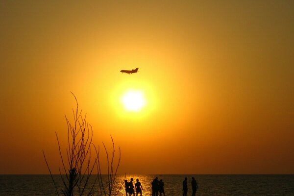 Vacaciones cerca del mar al atardecer