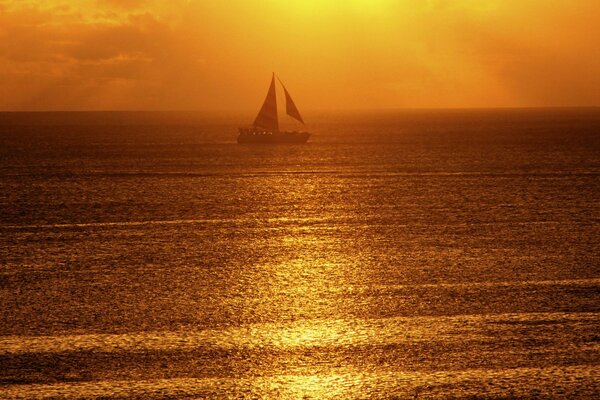 Puesta de sol en la vela de la superficie del agua