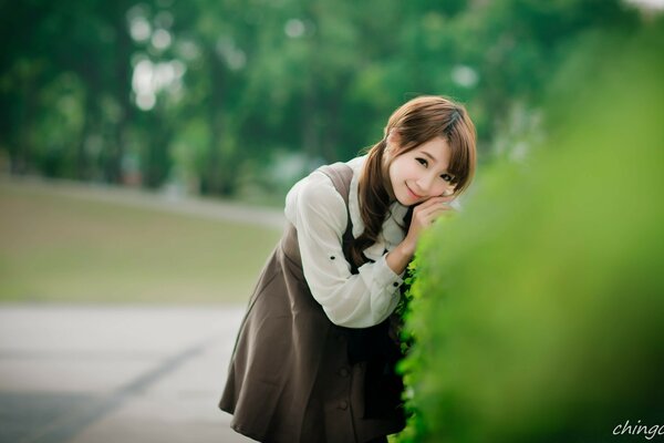 Chica en la naturaleza al aire libre