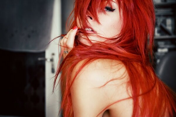 Chica con el pelo rojo glamour