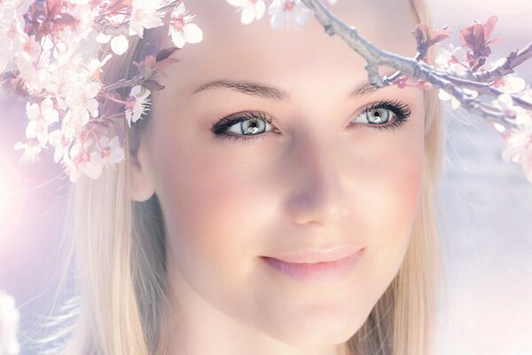 Fille souriante et branche d arbre avec des fleurs