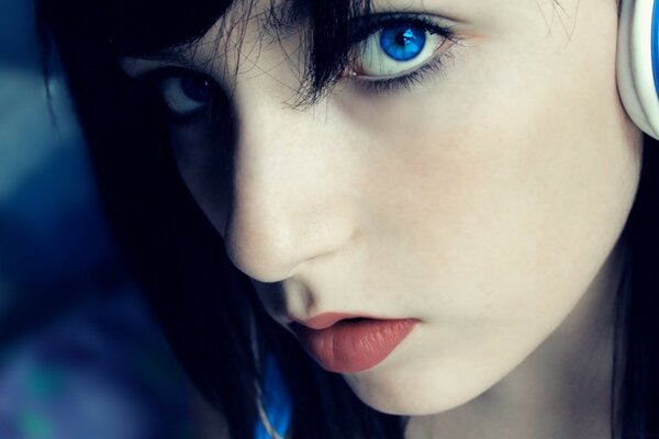 Retrato de una chica con ojos azules