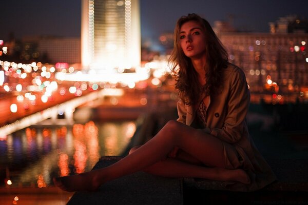 Una chica en las luces de la ciudad de la noche