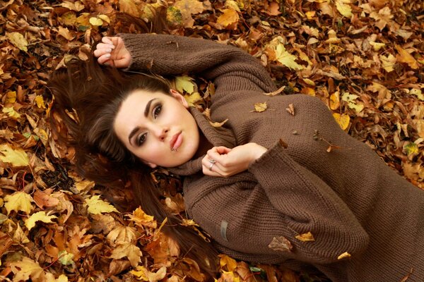 Красивая девушка на фоне желтых листьев