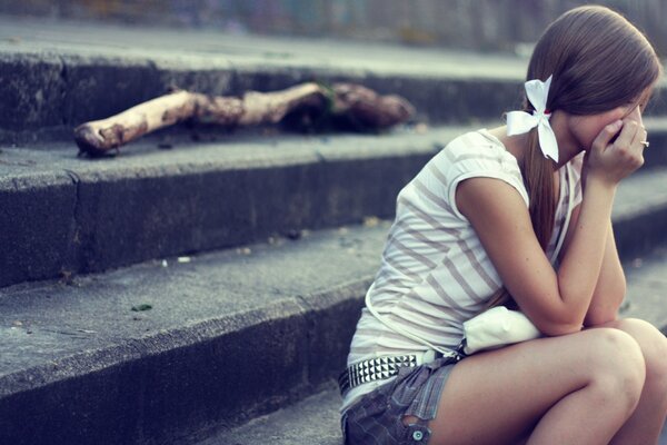 Ragazza sulle scale accanto al tronco