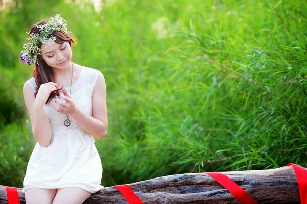 Bella ragazza con una corona sulla testa in natura