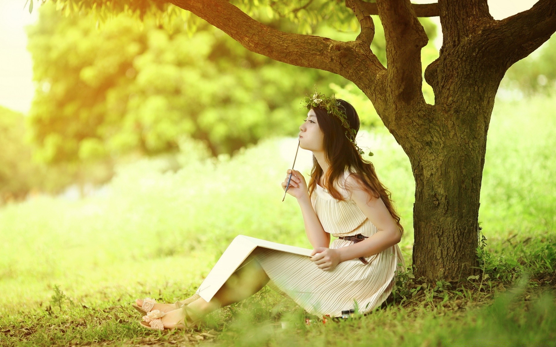 otras chicas naturaleza hierba parque al aire libre relajación verano vacaciones chica mujer heno árbol otoño buen tiempo campo felicidad hermosa estilo de vida sonrisa sentarse