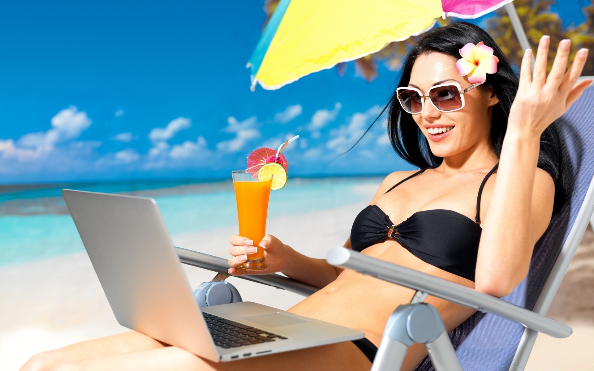 Девушки отдыхают летом. Лето отпуск. Девушка с ноутбуком на пляже. Девушка с ноутом на пляже. Женщина в отпуске.