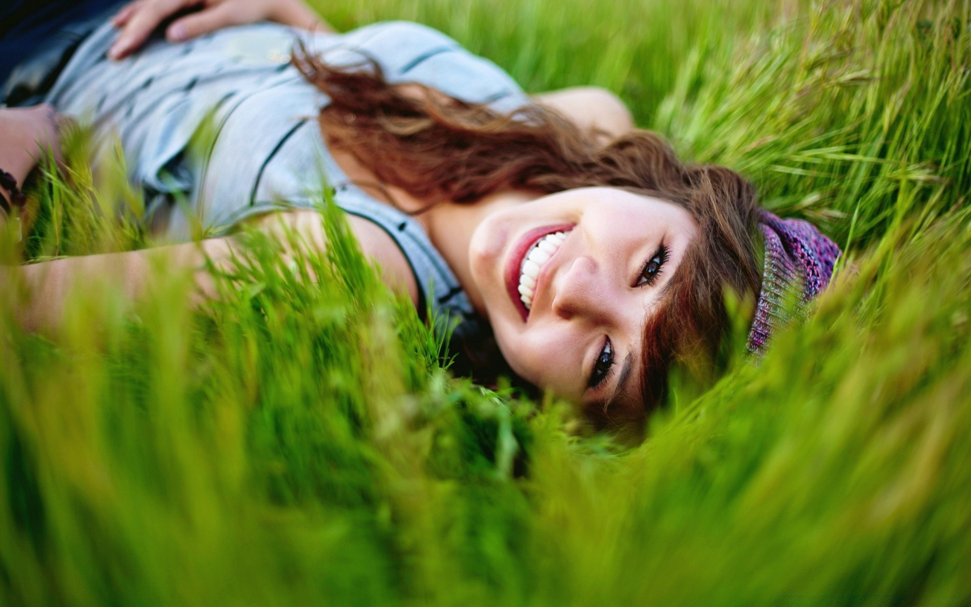 visage et sourire herbe nature foin champ été à l extérieur belle détente parc femme pelouse fille loisirs joie sourire soleil beau temps liberté jeune mignon