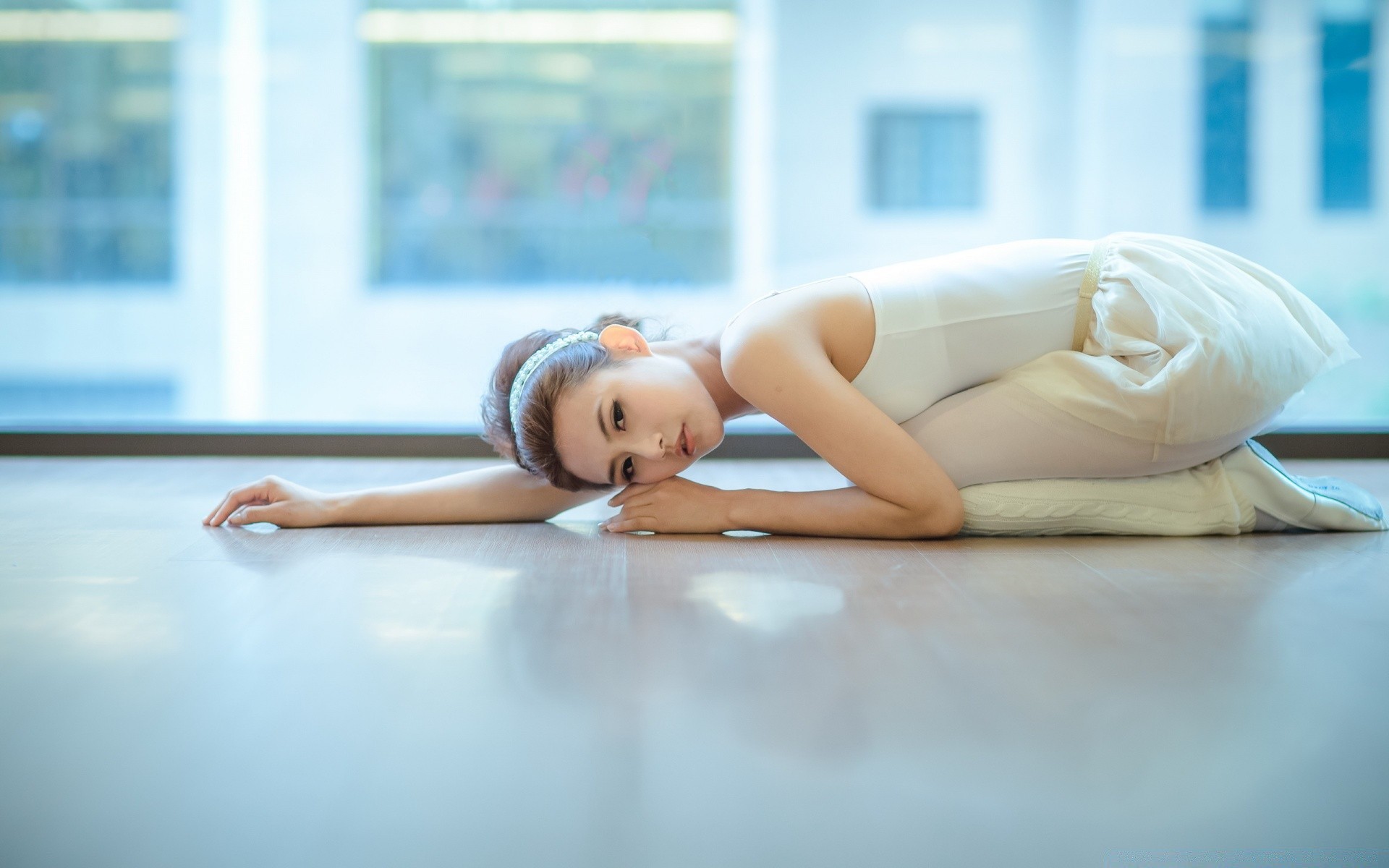 autre fille fille femme adulte chambre portrait à l intérieur mode de vie unique flou enfant relaxation repos brunette