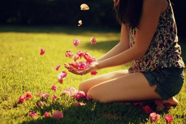 Fleurs colorées dans les mains de la jeune fille