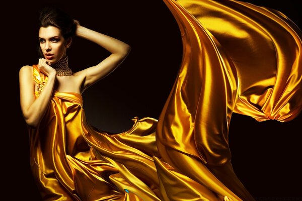 Glamour mujer en vestido de oro