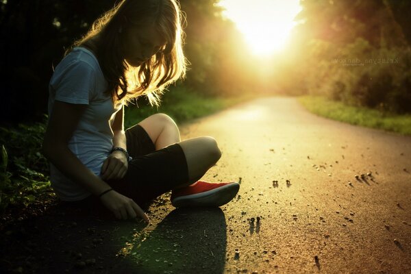 Chica joven se encuentra con la puesta de sol