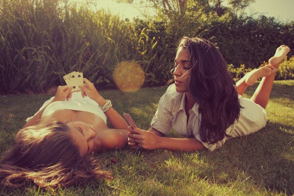 Deux filles au repos sur l herbe