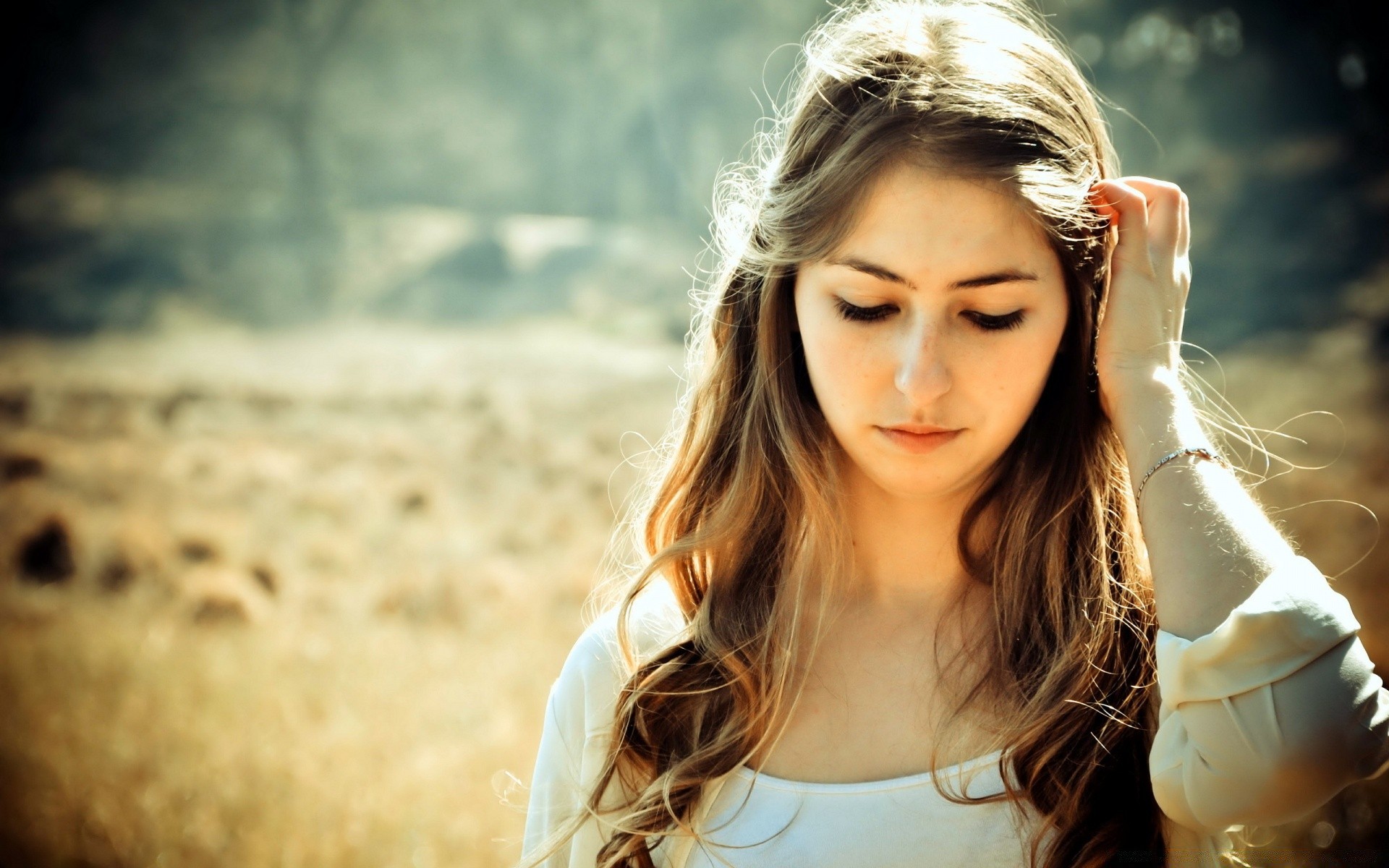 otras chicas naturaleza verano mujer al aire libre hermosa chica buen tiempo relajación vacaciones joven sol