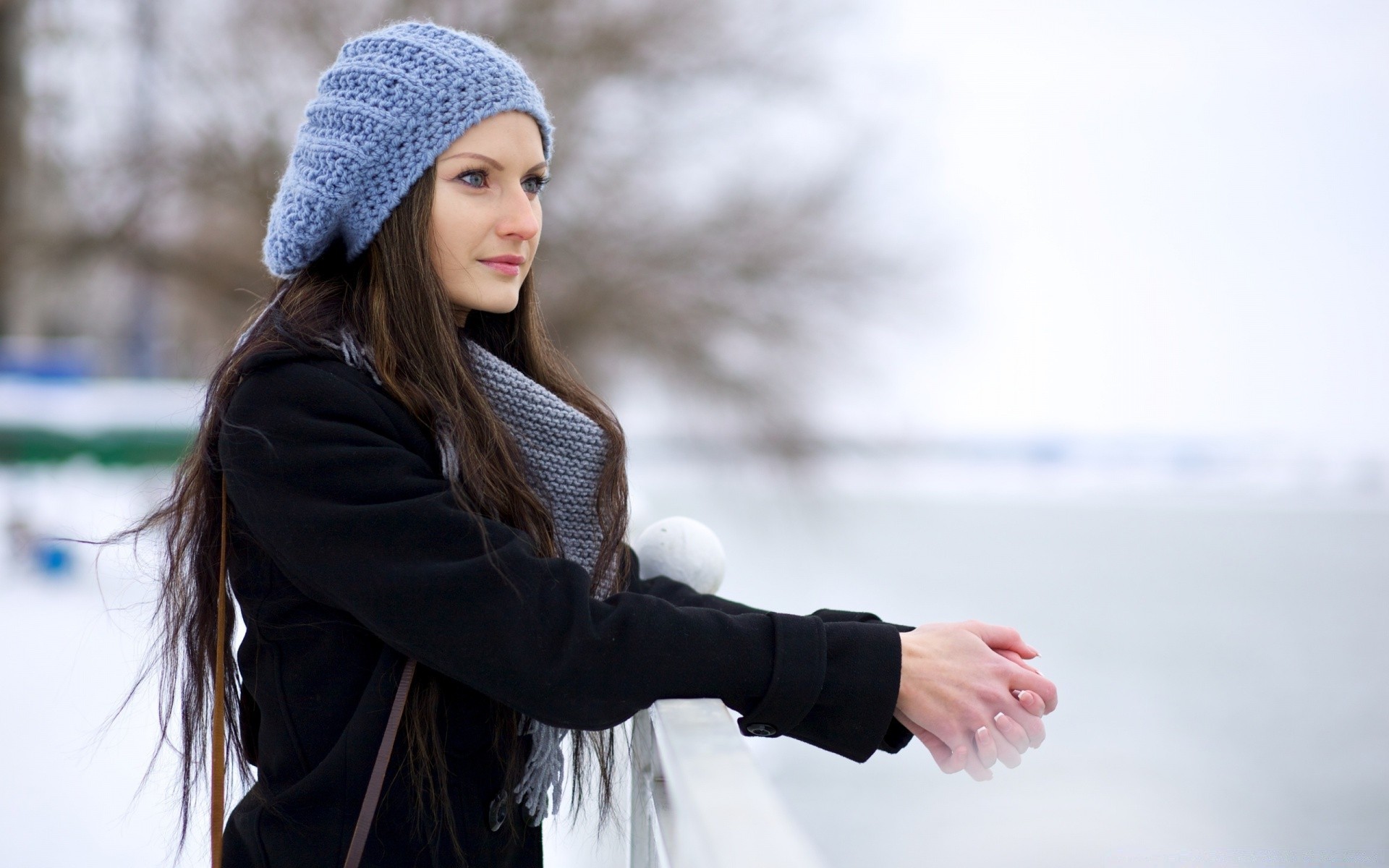 visage et sourire hiver froid femme neige automne à l extérieur nature écharpe fille mode portrait manteau