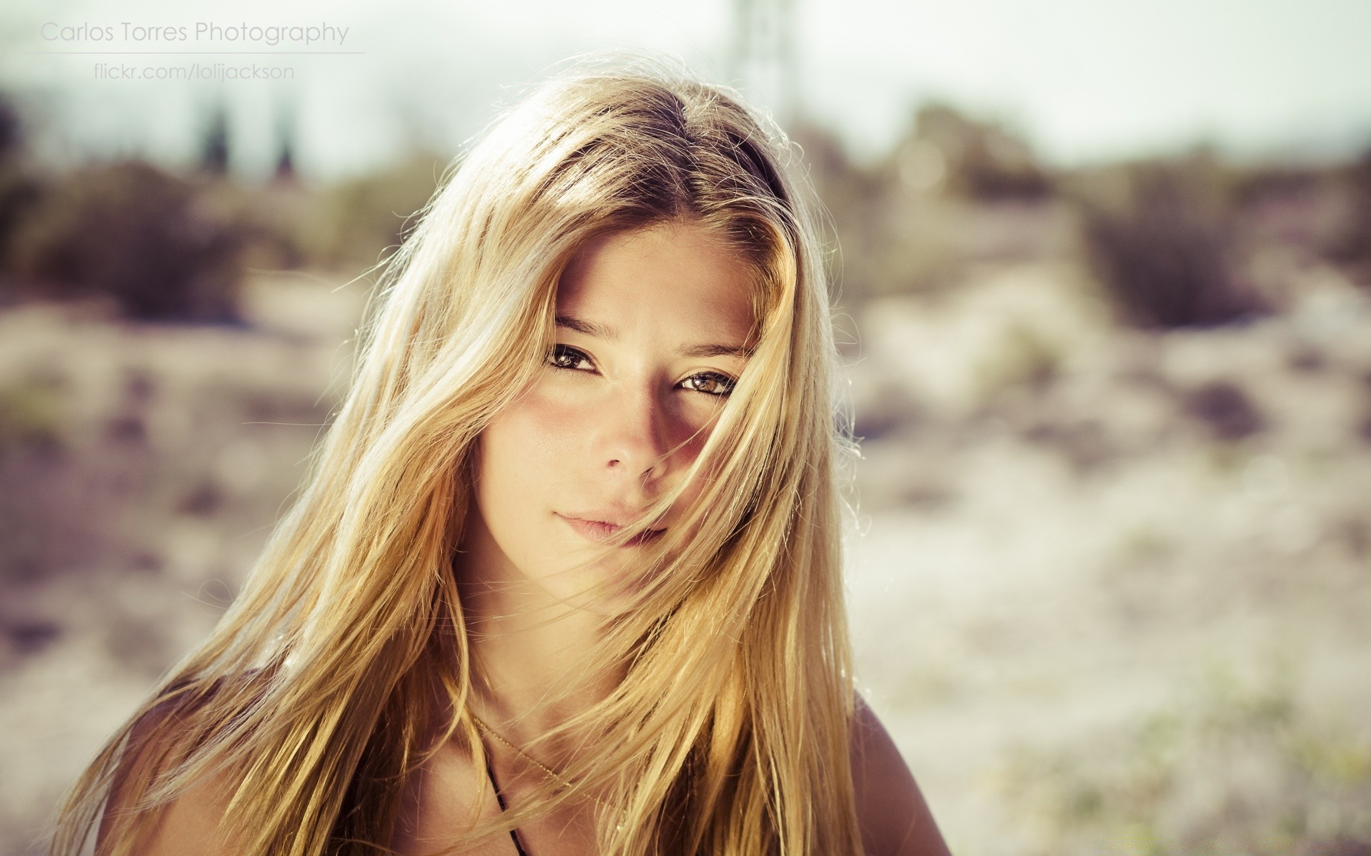 otras chicas naturaleza mujer al aire libre buen tiempo verano relajación moda bonita ocio sexy lindo viento sol alegría